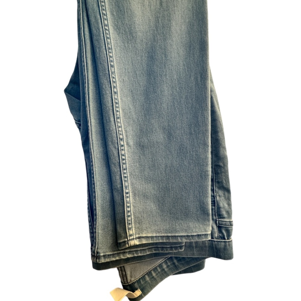 Brand new never worn pull on stretchy jeans